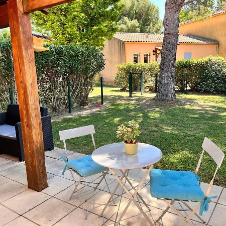 Maison De Vacances Dans Residence Avec Piscine Arles Eksteriør bilde