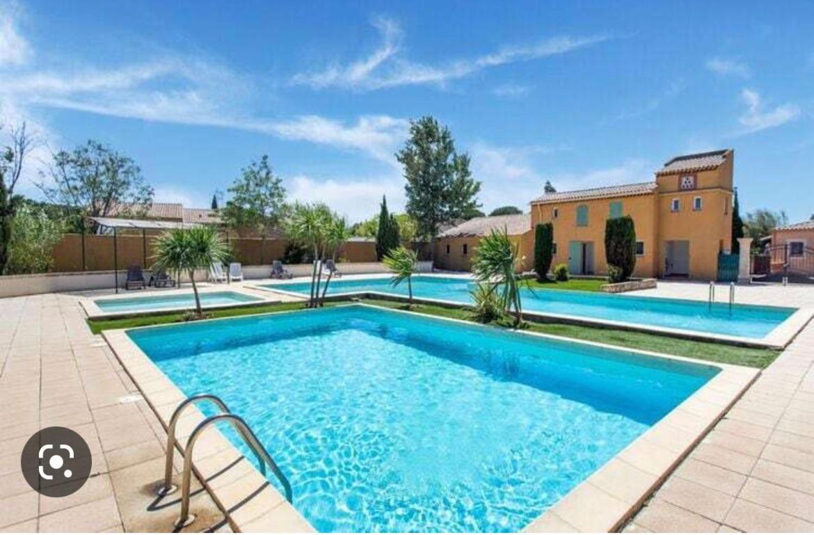 Maison De Vacances Dans Residence Avec Piscine Arles Eksteriør bilde