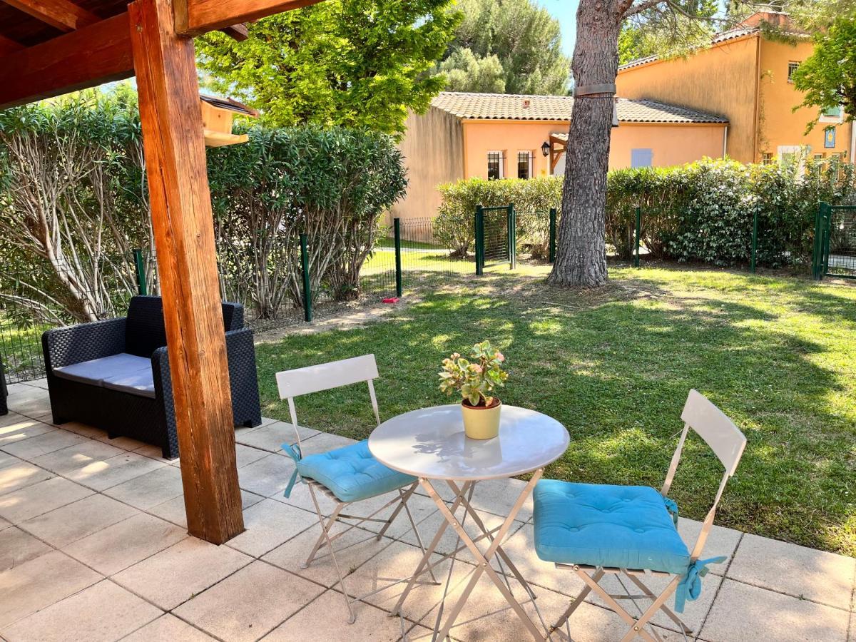 Maison De Vacances Dans Residence Avec Piscine Arles Eksteriør bilde